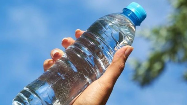 agua en botellas de plástico